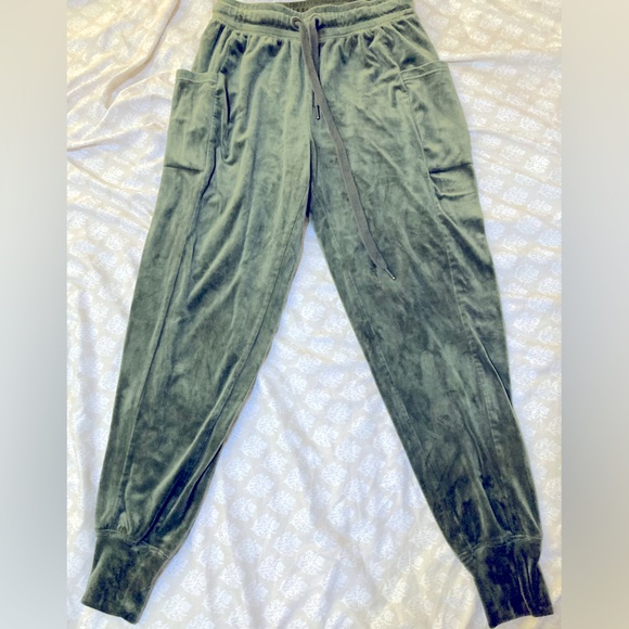😍Aerie Offline Olive Green Velour sweats pants 😍 - Picture 3 of 7